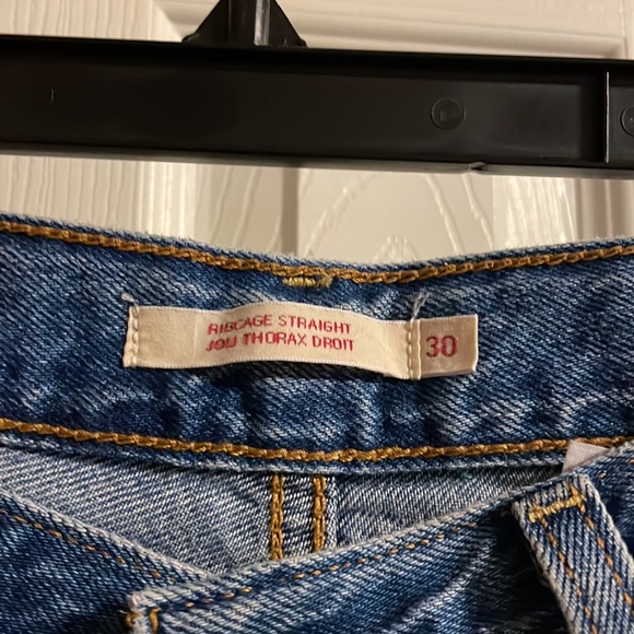 Great Condition Levi’s Ribcage Straight Jean Mid-Wash - Picture 3 of 4